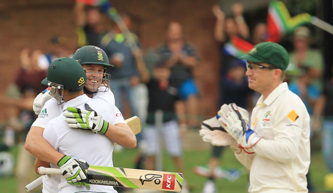 Brad Haddin applauds AB de Villiers' hundred, 2nd Test, Port Elizabeth, 2nd day, February 21, 2014
