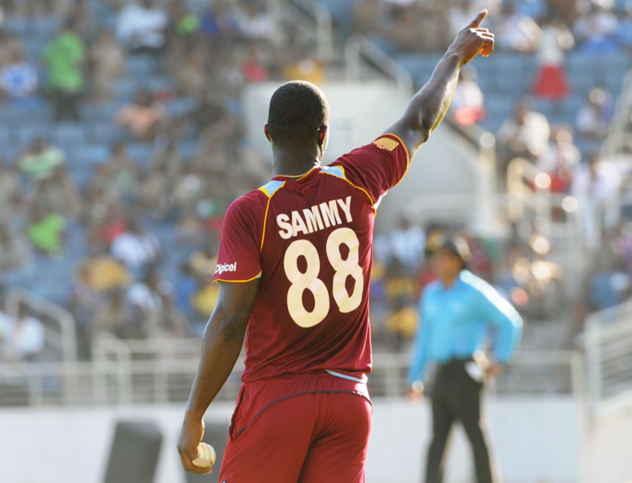 Darren Sammy marshals his troops, West Indies v Ireland, 2nd T20, Kingston, February 21, 2014