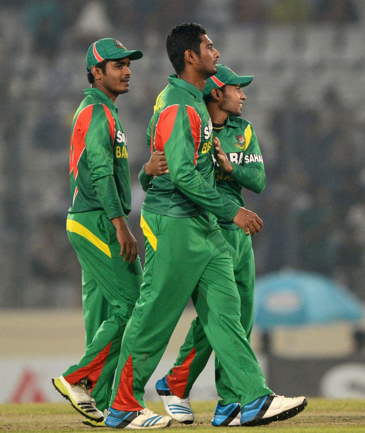 Mahmudullah is congratulated after a wicket, Bangladesh v Sri Lanka, 3rd ODI, Dhaka, February 22, 2014