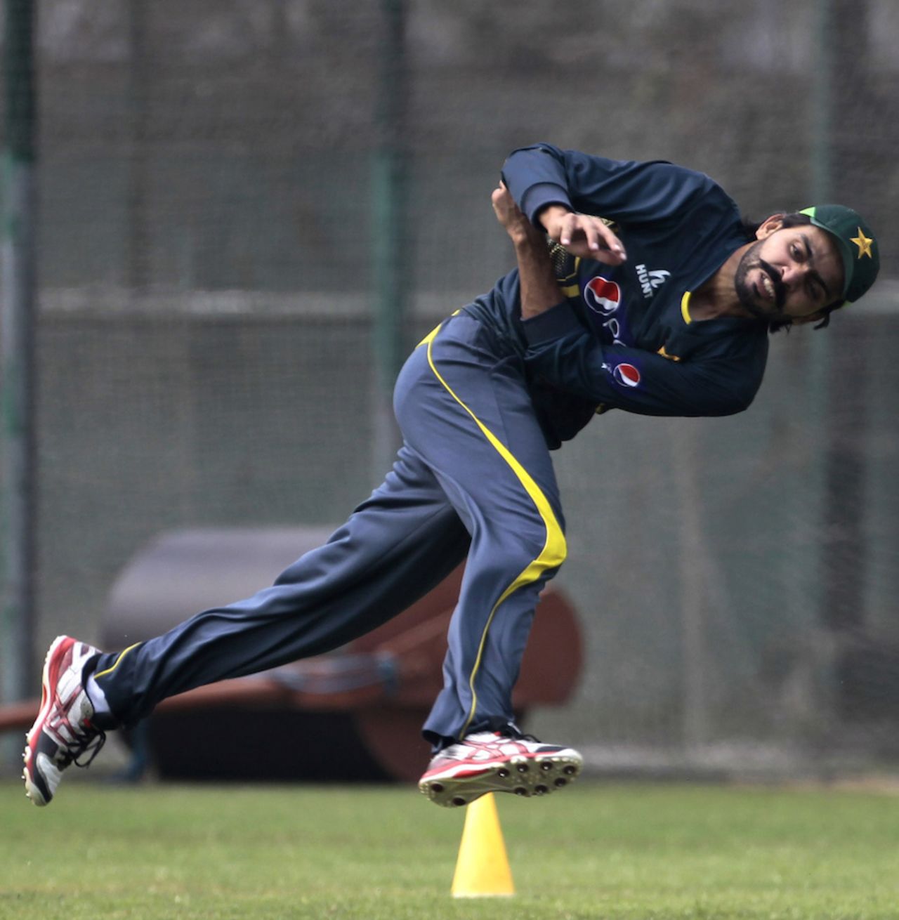 Fawad Alam throws a ball during practice, Dhaka, February 23, 2014