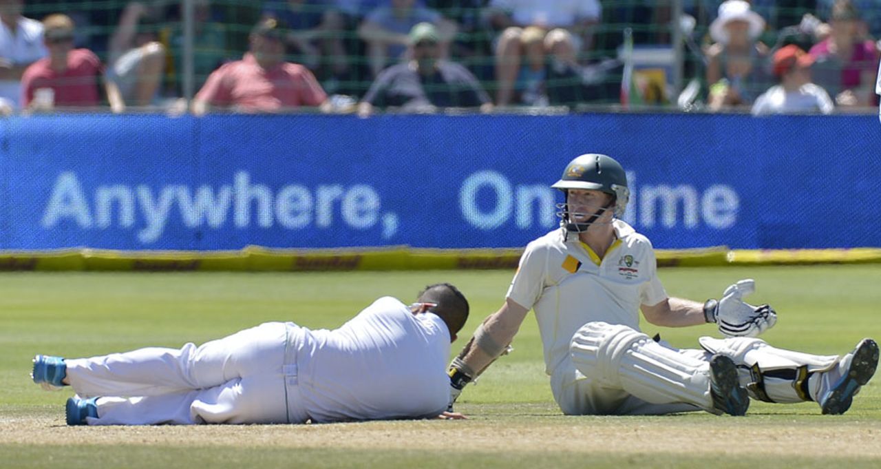 JP Duminy and Chris Rogers after colliding with each other, South Africa v Australia, 2nd Test, Port Elizabeth, 4th day, February 23, 2014