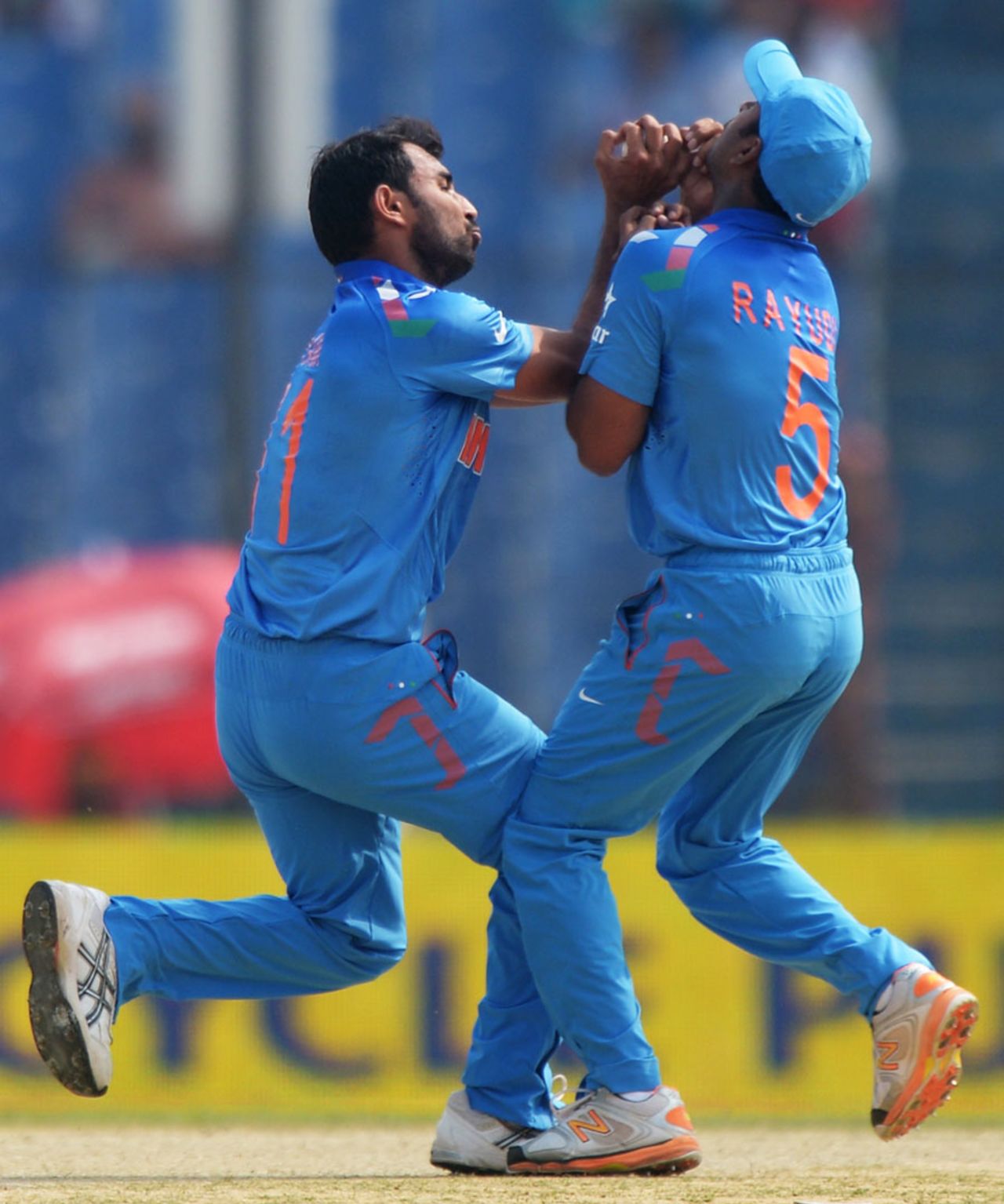 Mohammed Shami and Ambati Rayudu collide while Shami attempts a catch, Bangladesh v India, Asia Cup 2014, Fatullah, February 26, 2014