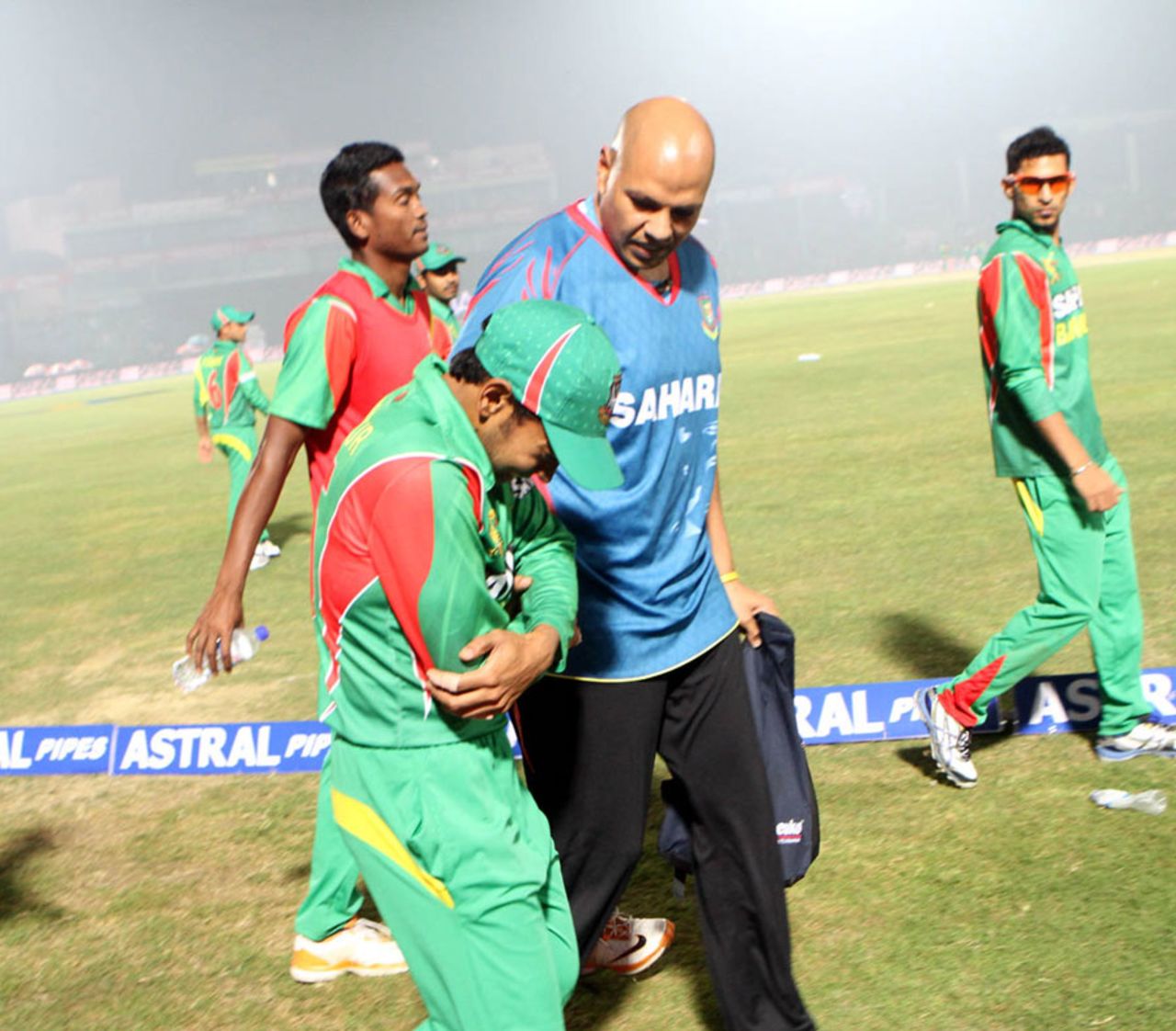 Mushfiqur Rahim left the field after hurting his right shoulder, Bangladesh v India, Asia Cup 2014, Fatullah, February 26, 2014