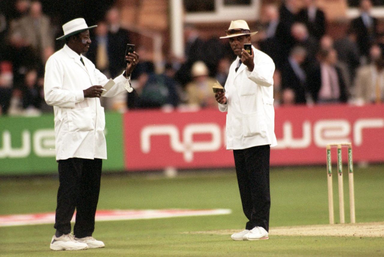 Umpires Steve Bucknor and John Holder check the light, England v Australia, 2nd Test, Lord's, 1st day, July 19, 2001