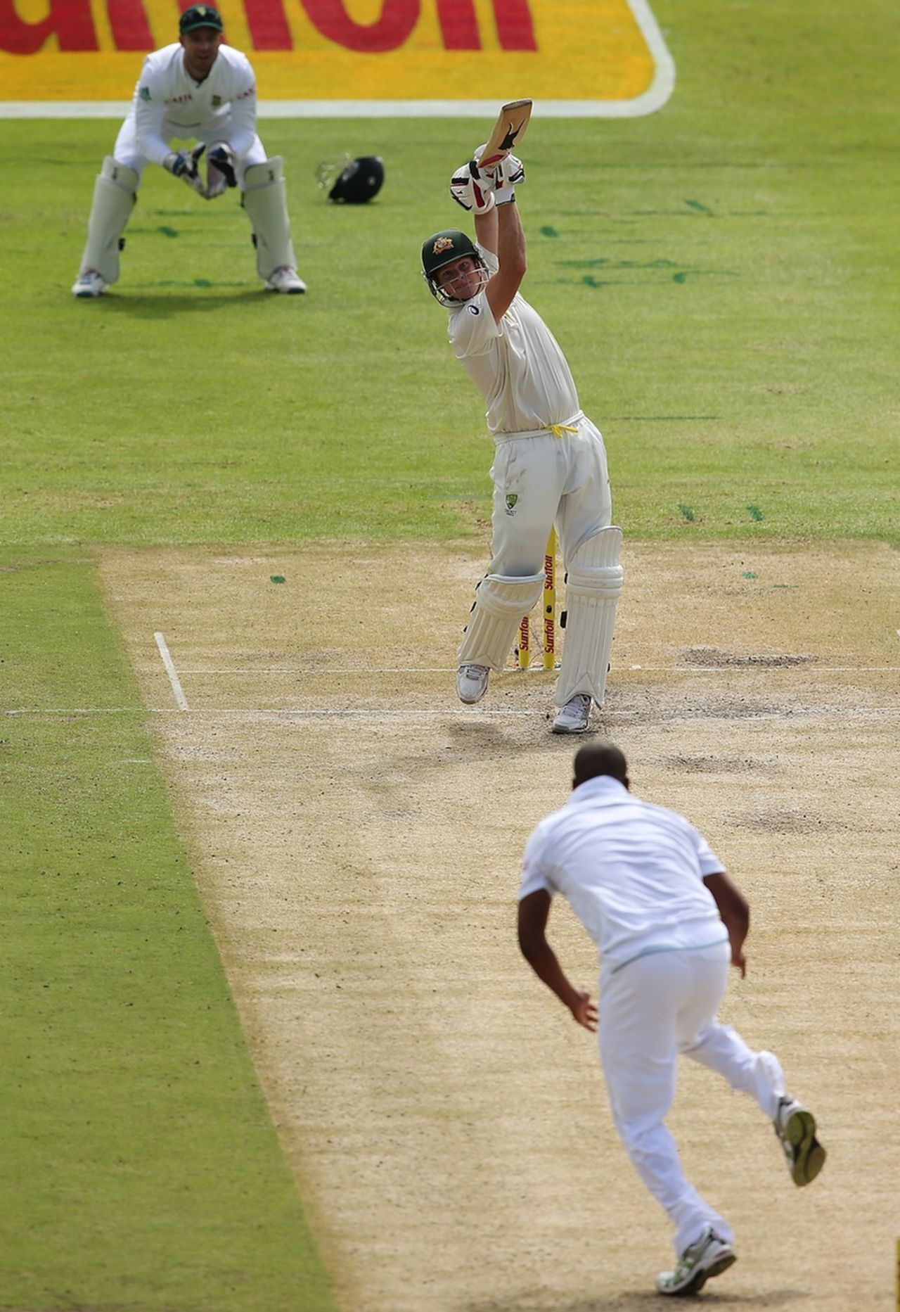 Steven Smith lofts the ball down the ground, South Africa v Australia, 3rd Test, Cape Town, 2nd day, March 2, 2014