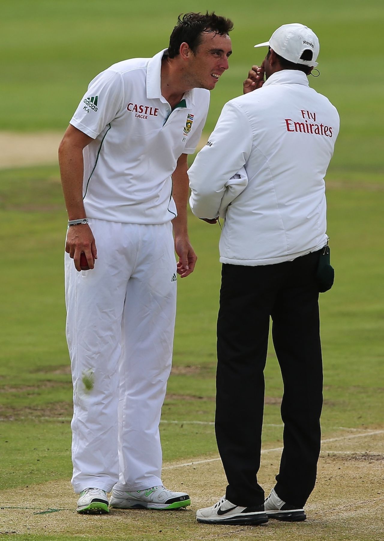 Kyle Abbott has a close look at umpire Kumar Dharmasena's eyes, South Africa v Australia, 3rd Test, Cape Town, 2nd day, March 2, 2014