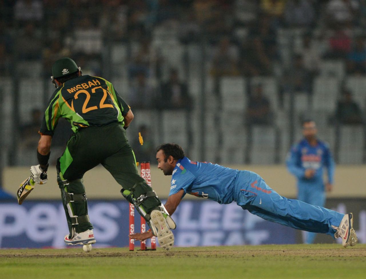 Amit Mishra dives to run out Misbah-ul-Haq, India v Pakistan, Asia Cup, Mirpur, March 2, 2014