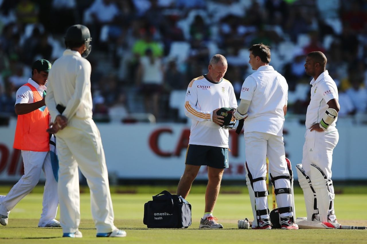 Dale Steyn gets his helmet inspected, South Africa v Australia, 3rd Test, Cape Town, 3rd day, March 3, 2014