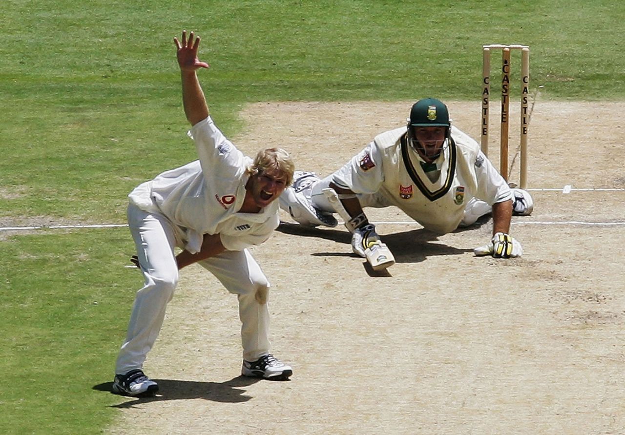 Matthew Hoggard brings Graeme Smith to his knees, South Africa v England, 4th Test, Johannesburg, 3rd day, January 15, 2005