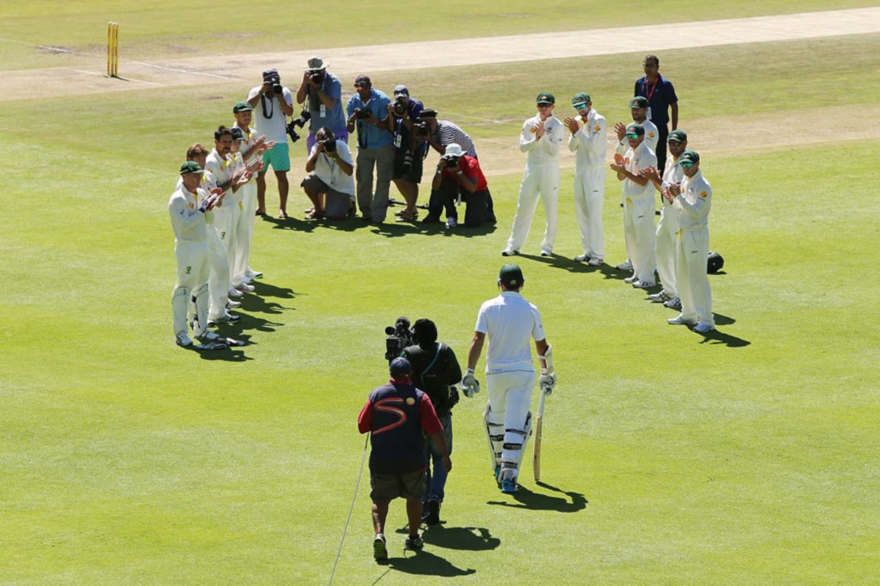 Graeme Smith is given a guard of honour, South Africa v Australia, 3rd Test, Cape Town, 4th day, March 4, 2014