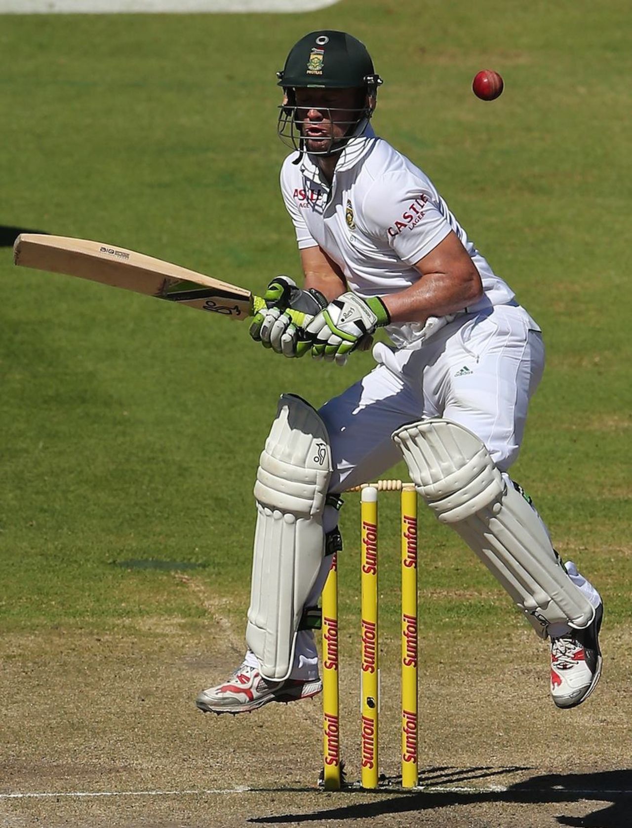 AB de Villiers avoids a short ball, South Africa v Australia, 3rd Test, Cape Town, 5th day, March 5, 2014