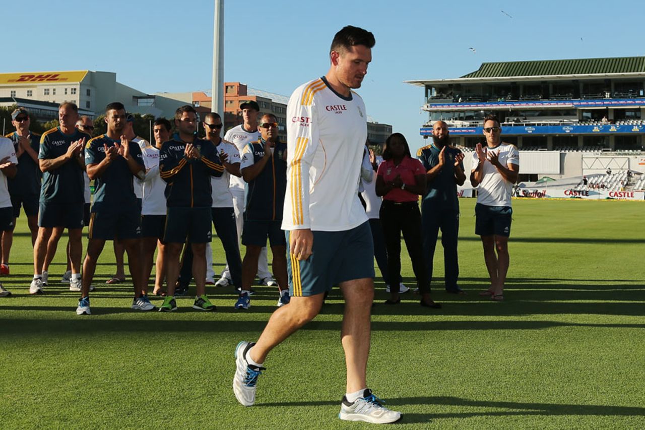 Graeme Smith walks up for the presentation, South Africa v Australia, 3rd Test, Cape Town, 5th day, March 5, 2014