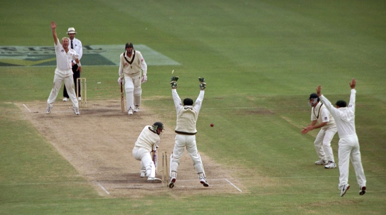 Jacques Kallis is bowled to give Shane Warne his 300th Test wicket, Australia v South Africa, 2nd Test, 4th day, Sydney, January 5, 1998