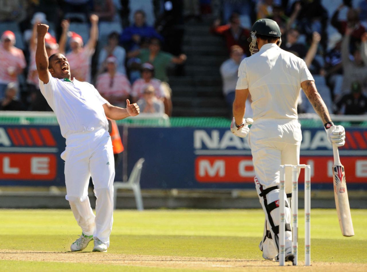Vernon Philander celebrates the wicket of Mitchell Johnson, South Africa v Australia, 1st Test, Cape Town, 2nd day, November 10, 2011