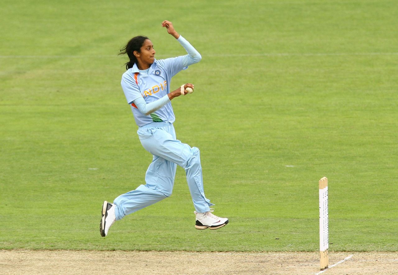 Snehal Pradhan bowls, Australia Women v India Women, 4th ODI, Sydney, November 8, 2008