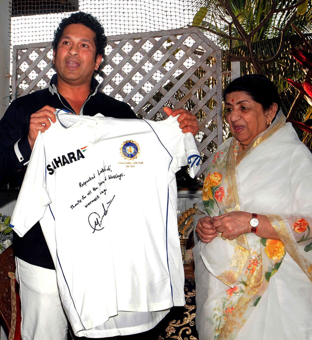 Sachin Tendulkar presents an autographed jersey to singer and fellow Bharat Ratna recipient Lata Mangeshkar, Mumbai, March 9, 2014