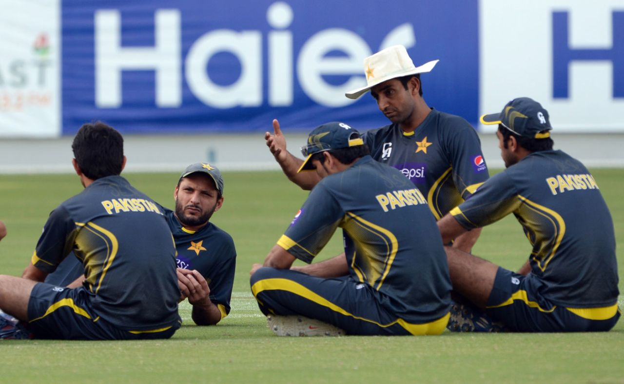 Pakistan's bowling coach, Mohammad Akram (in the white hat), talks to his players, Dubai, November 3, 2013