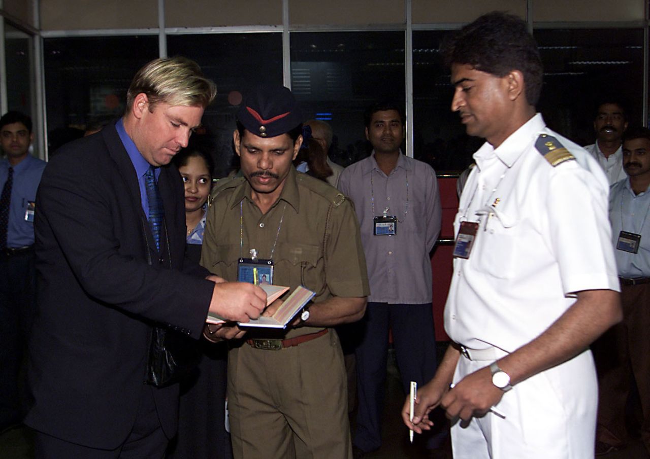Shane Warne signs autographs at Mumbai airport, February 14, 2001