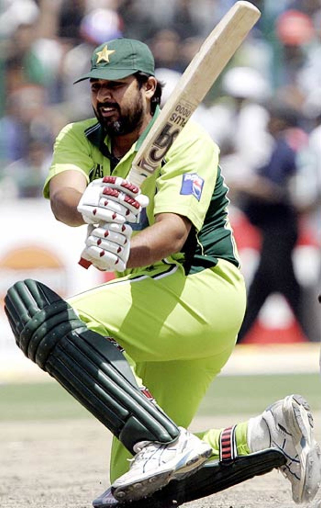 Inzamam-ul-Haq ensured that Pakistan reached a formidable total, 6th ODI, Delhi, April 17, 2005