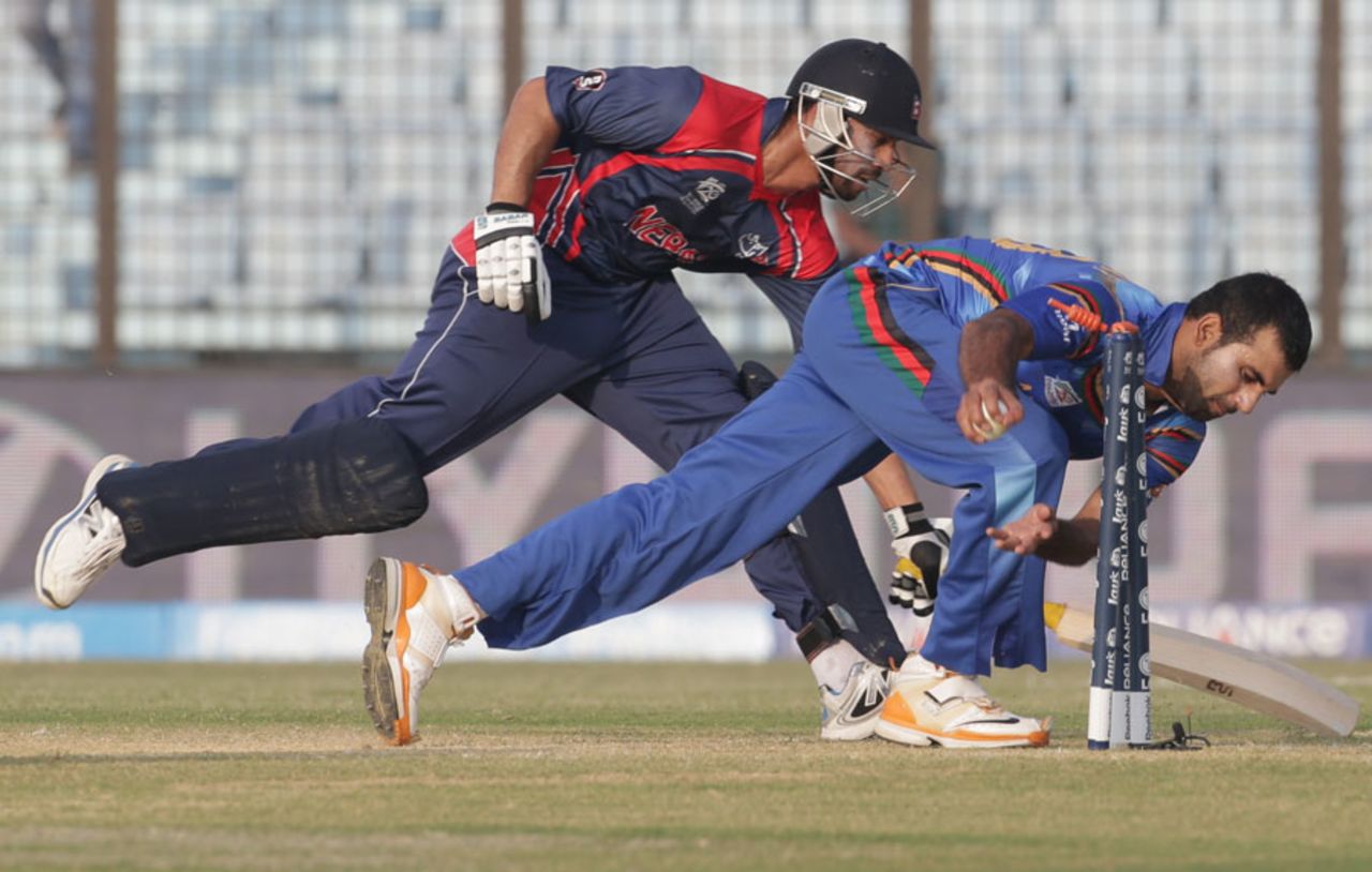 Dawlat Zadran tries to run out Sharad Vesawkar, Afghanistan v Nepal, World Twenty20, Group A, Chittagong, March 20, 2014