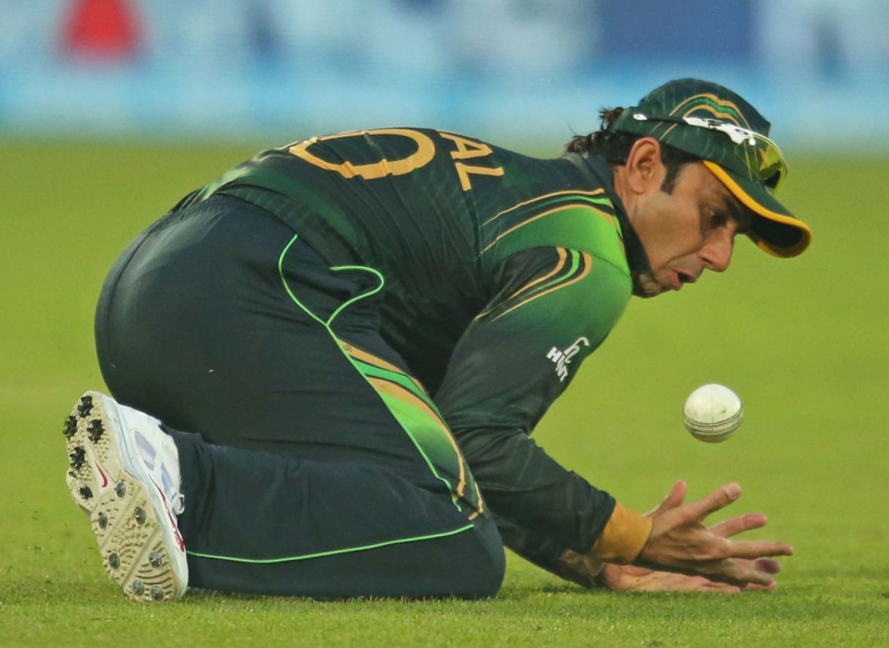 Saeed Ajmal spills a chance off Glenn Maxwell, Australia v Pakistan, World T20, Group 2, Mirpur, March 23, 2014