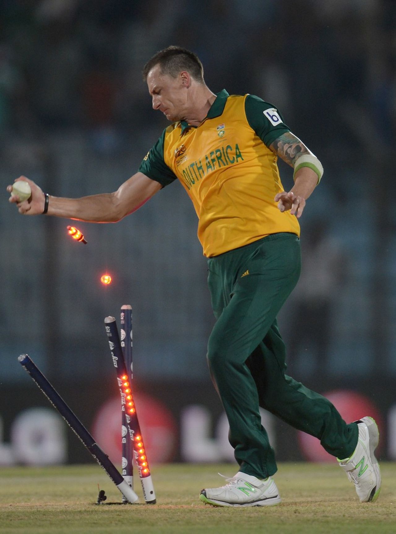 Dale Steyn effects the winning run-out, New Zealand v South Africa, World T20, Group 1, Chittagong, March 24, 2014