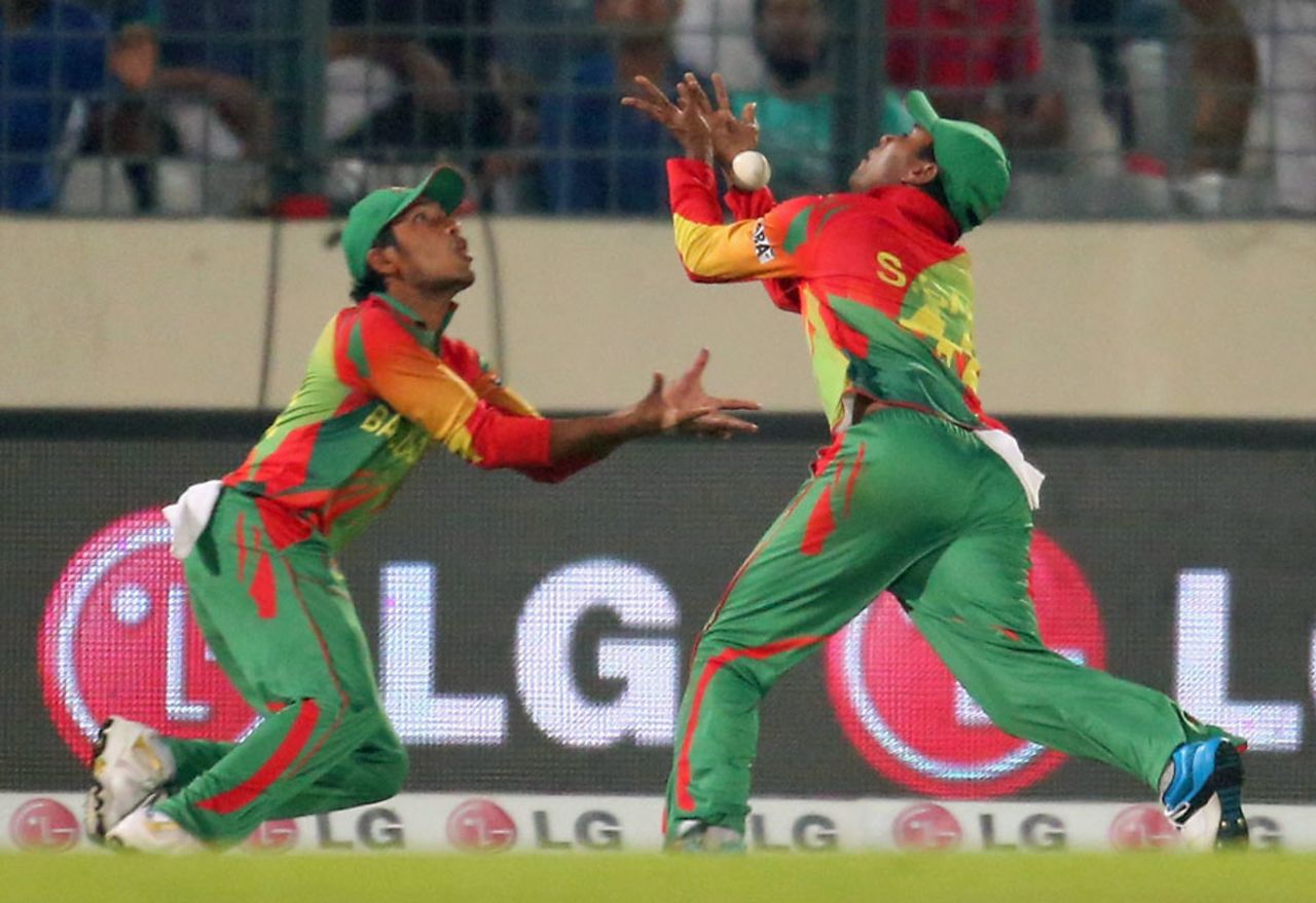 Anamul Haque and Sohag Gazi nearly collided while attempting a catch, Bangladesh v India, World T20, Group 2, Mirpur, March 28, 2014