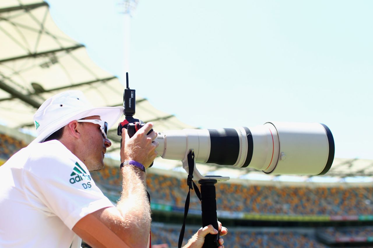 Dale Steyn looks through a photographer's camera, Australia v South Africa, 1st Test, 5th day, Brisbane, November 13, 2012
