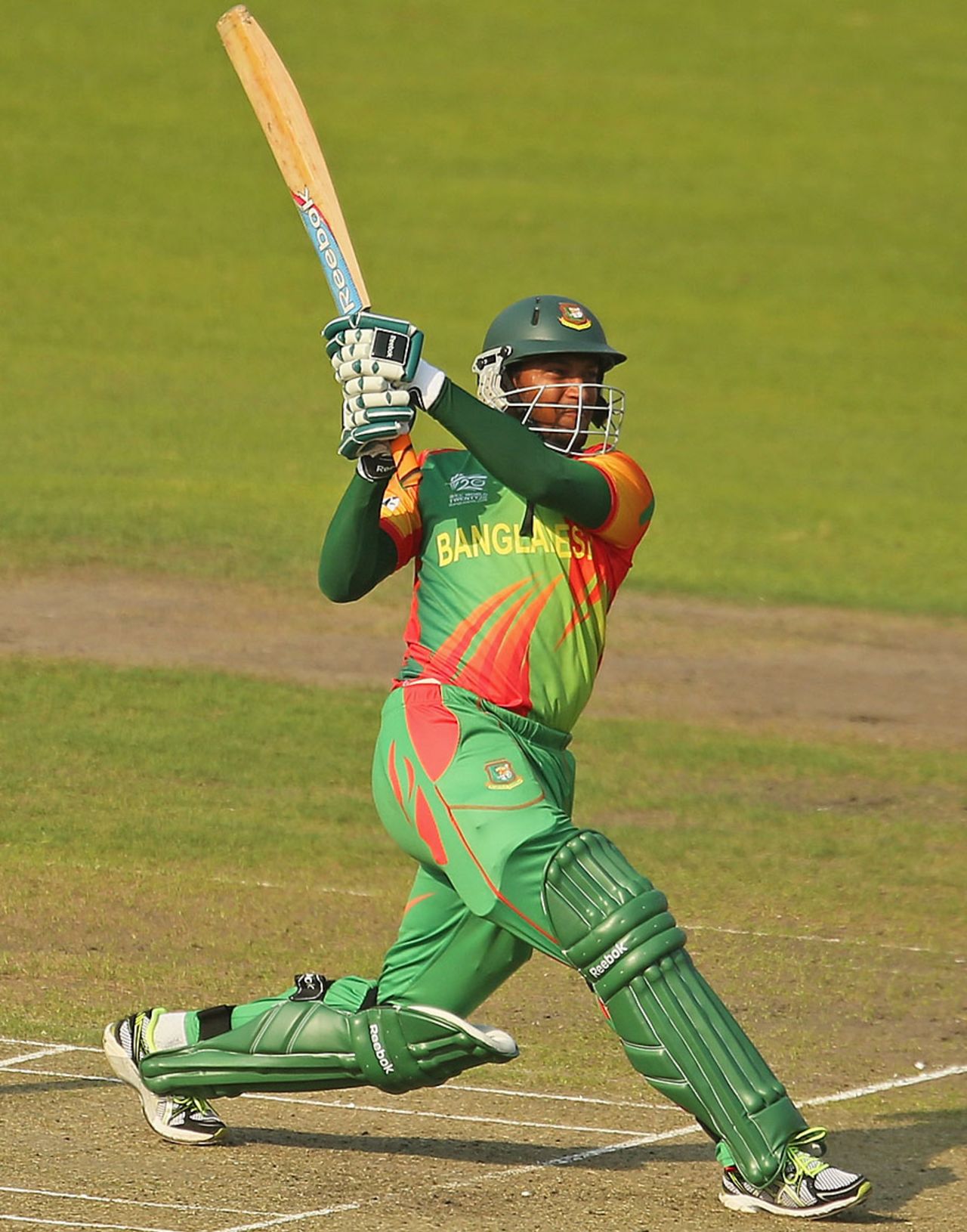 Shakib Al Hasan takes on the Australia bowlers, Bangladesh v Australia, World T20, Group 2, Mirpur, April 1, 2014