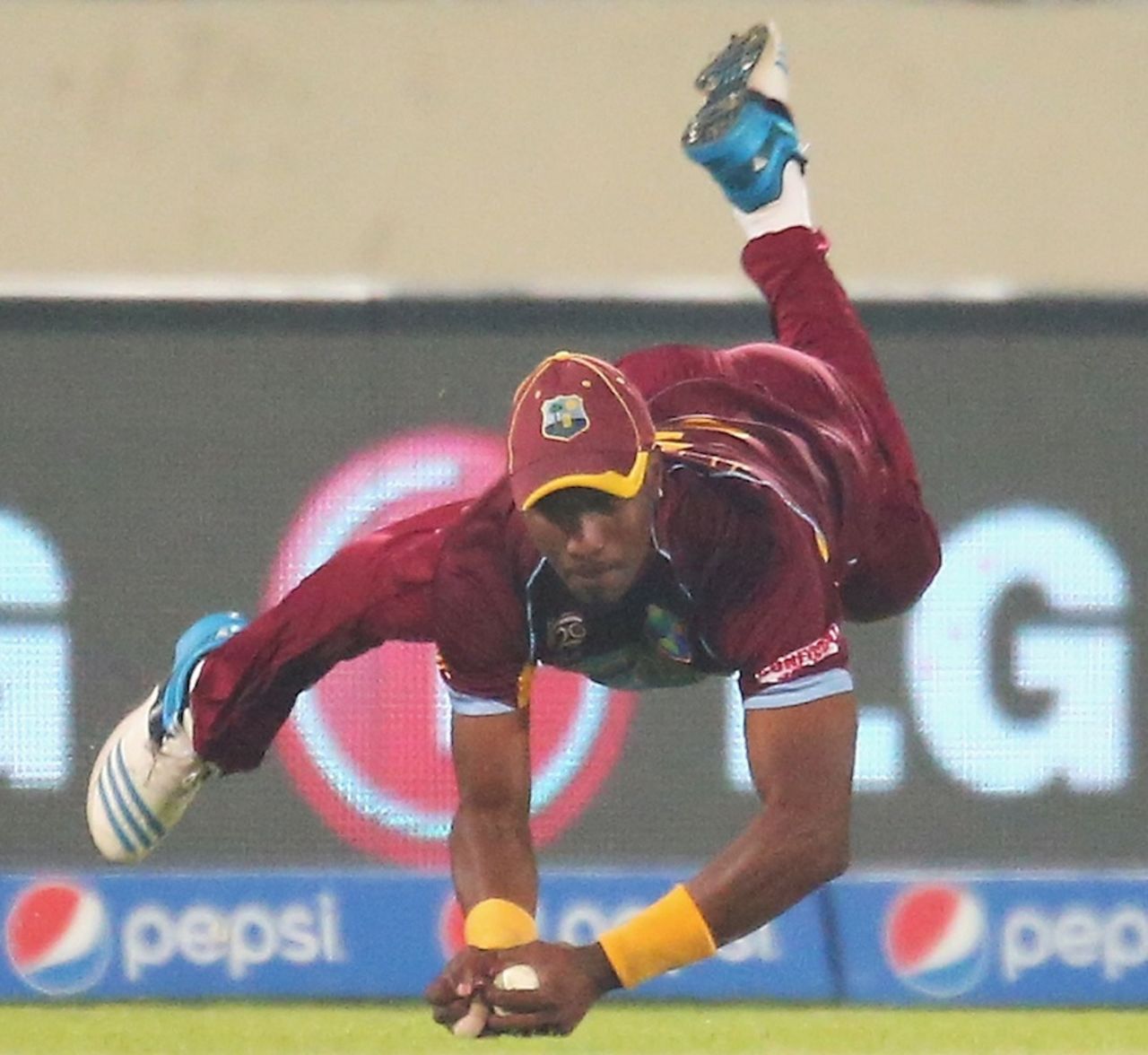 Dwayne Bravo caught Angelo Mathews off the final ball , Sri Lanka v West Indies, World T20, semi-final, Mirpur, April 3, 2014