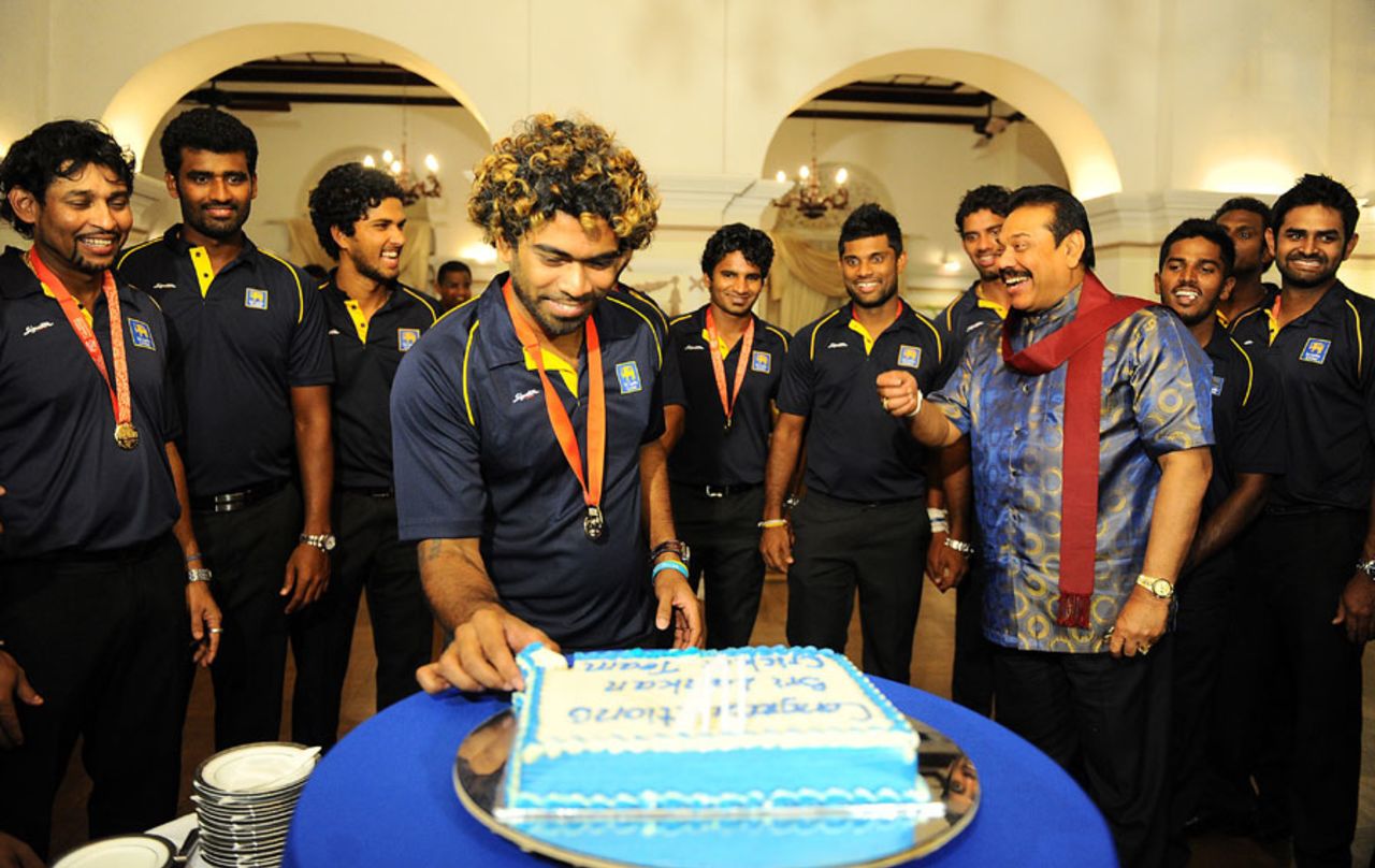 Lasith Malinga cuts a cake to celebrate Sri Lanka's World T20 win, Colombo, April 8, 2014