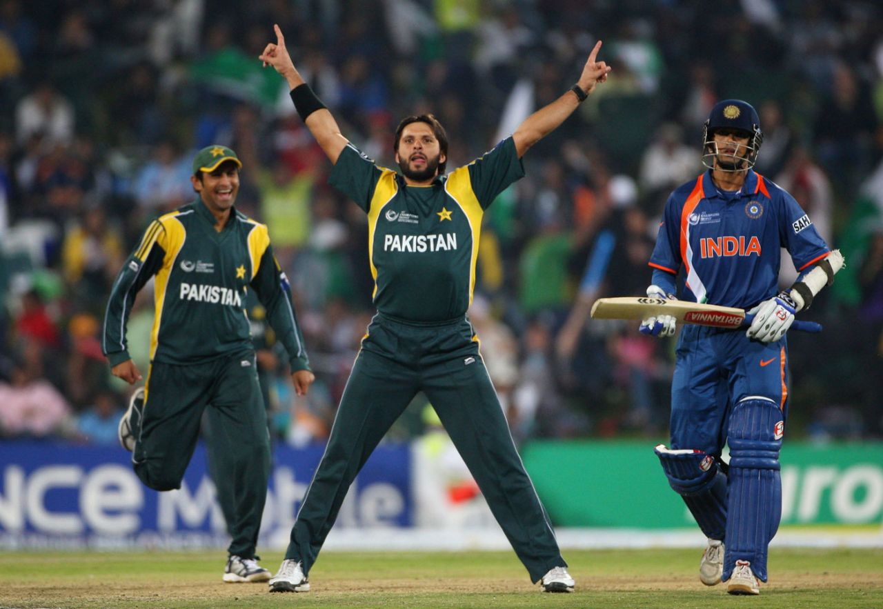 Shahid Afridi celebrates MS Dhoni's wicket, India v Pakistan, Champions Trophy, Group A, Centurion, September 26, 2009