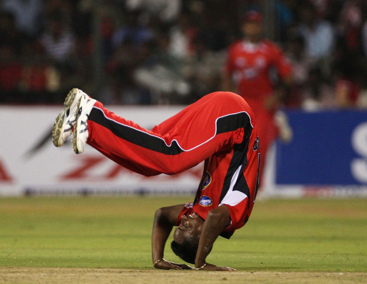 Dave Mohammed goes head over heels, Somerset v Trinidad and Tobago, Champions League T20, Group A, Bangalore, October 12, 2009