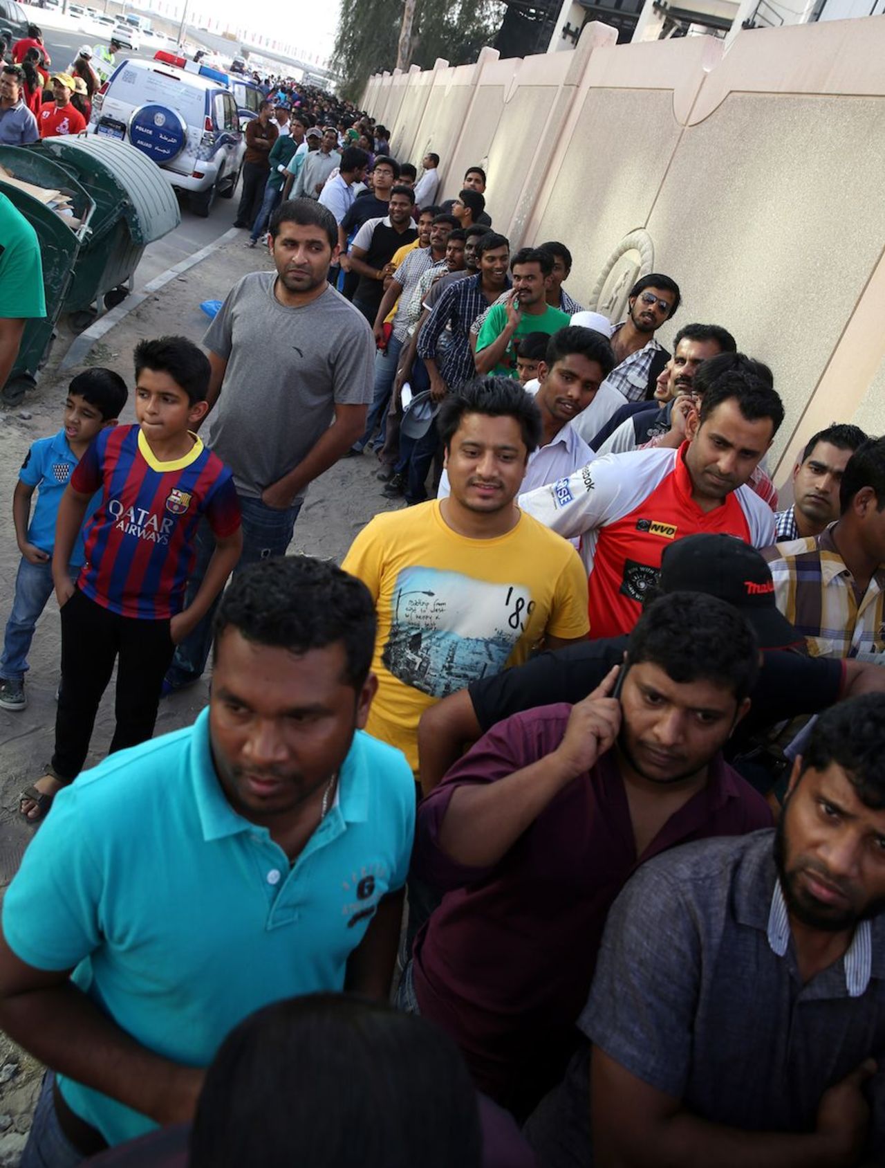 Fans queue up to watch Bangalore play Delhi, Bangalore v Delhi, IPL, Sharjah, April 17, 2014