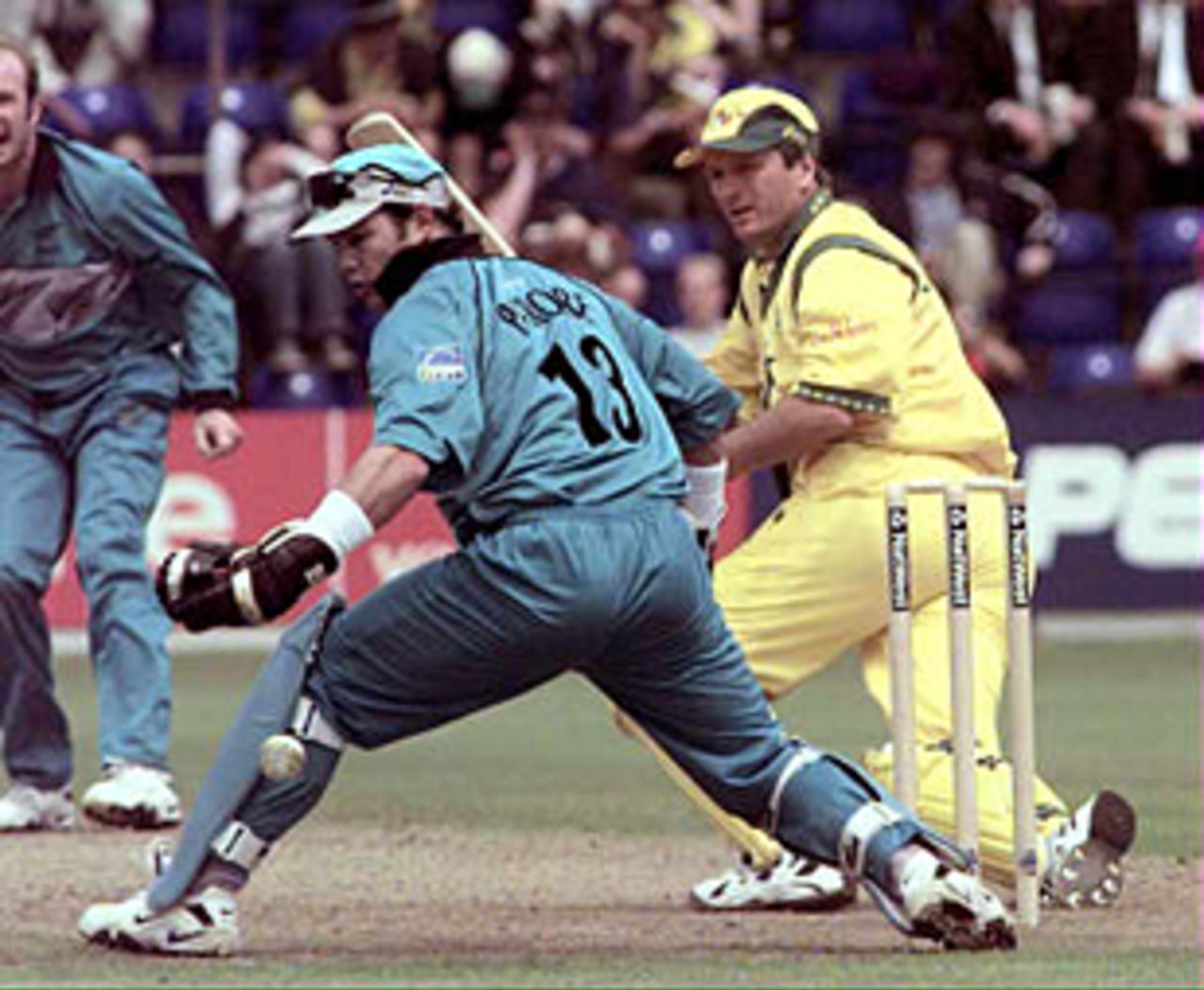 New Zealand's wicketkeeper Adam Parore (C) spills a catch chance from Australia's Steve Waugh off the bowling of Chris Harris during their Cricket World Cup match at Sophia Gardens, Cardiff 20 May 1999.