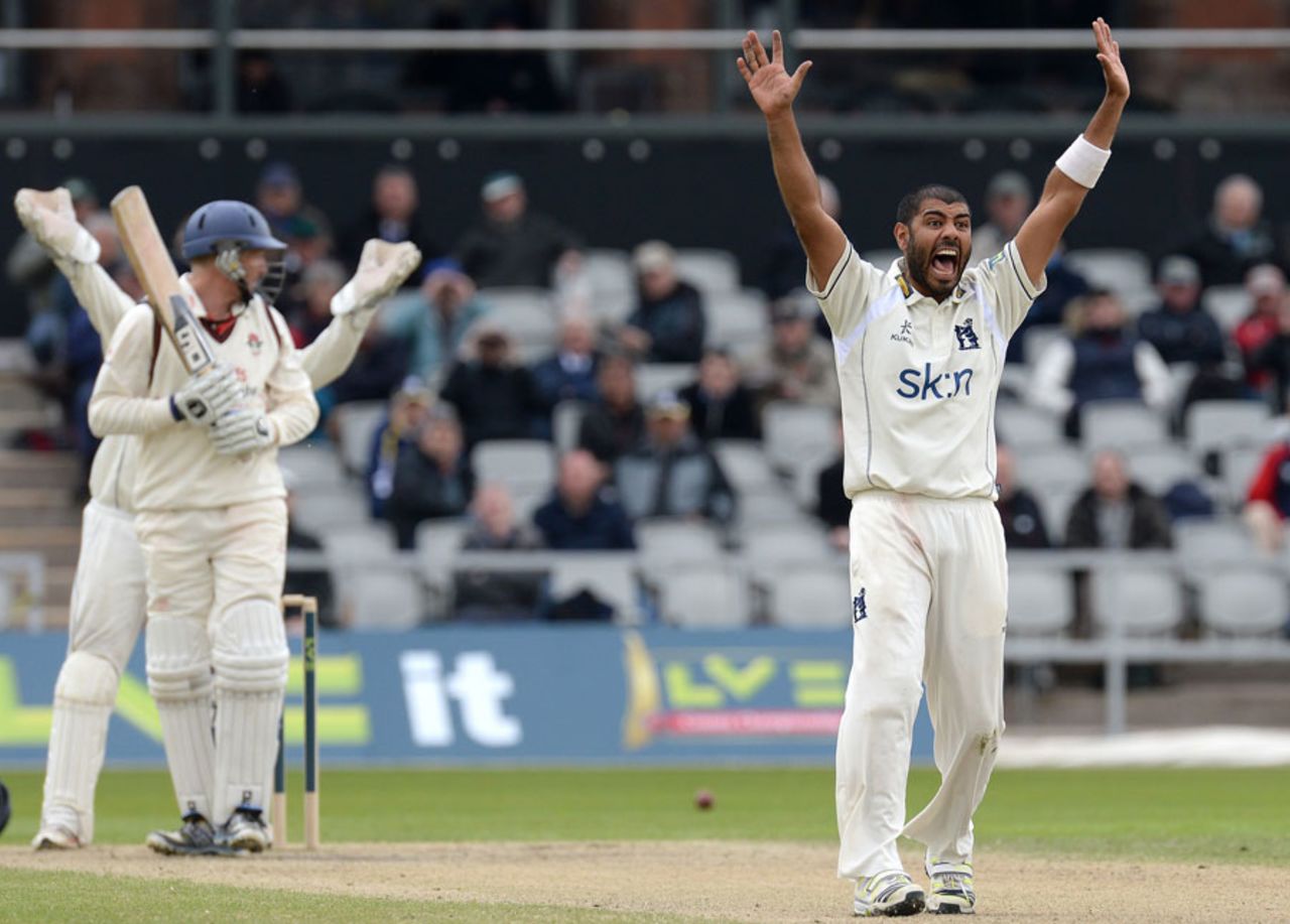 Jeetan Patel claimed four wickets to help set up a run chase, Lancashire v Warwickshire, County Championship, Division One, Old Trafford, 4th day, April 23, 2014