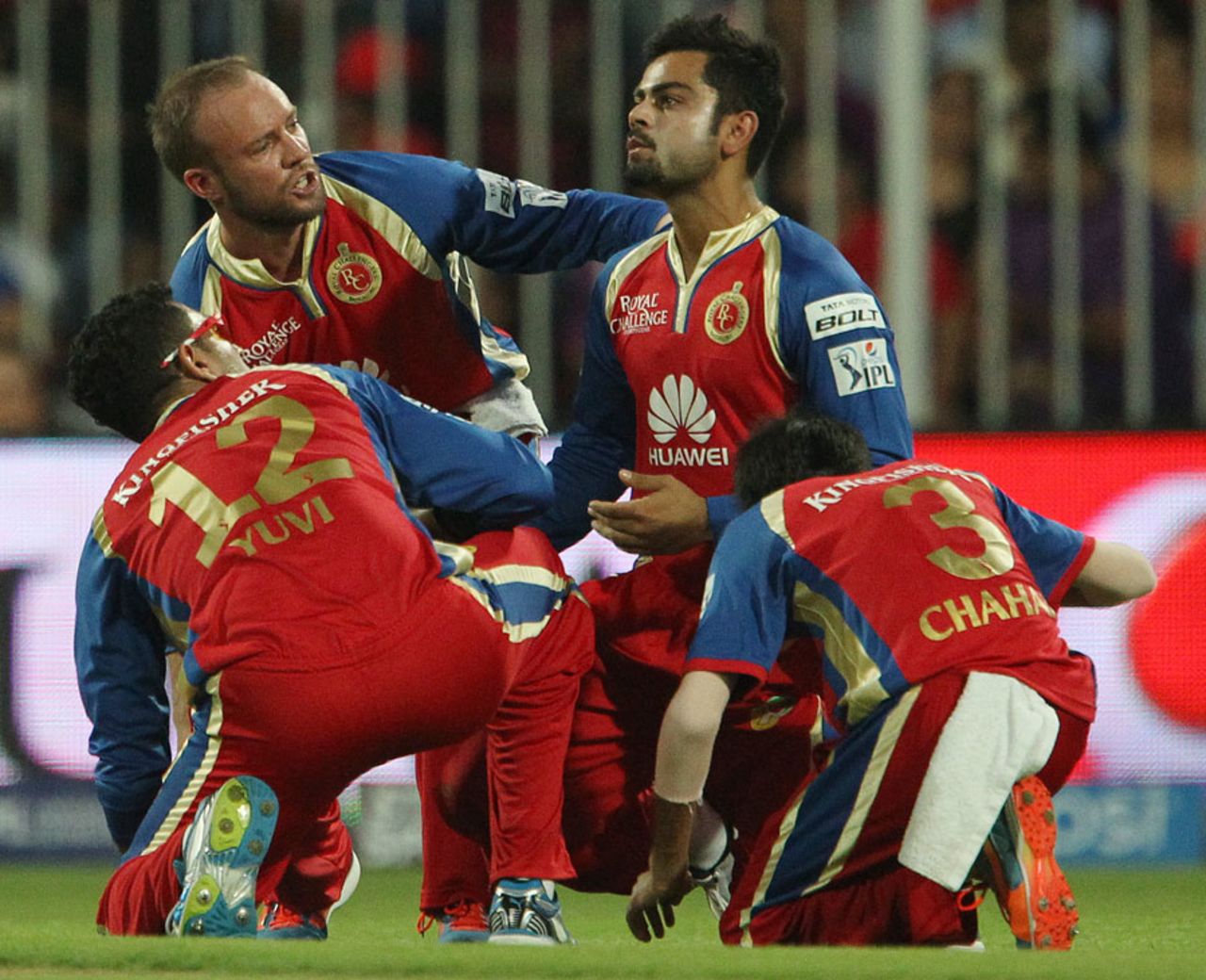 Virat Kohli was hit on the face by the ball while trying to stop it, Royal Challengers Bangalore v Kolkata Knight Riders, IPL 2014, Sharjah, April 24, 2014