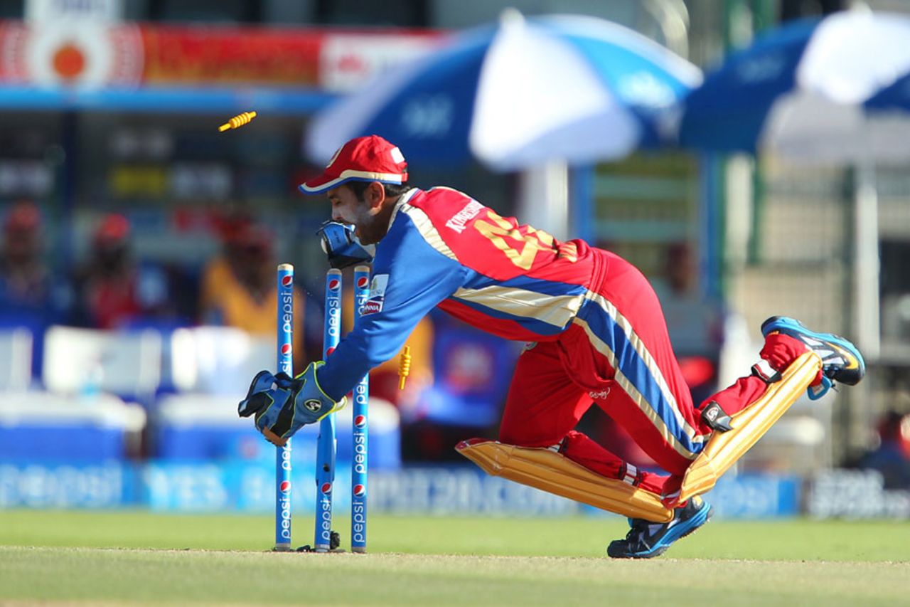 Parthiv Patel removes the stumps to get Sanju Samson run-out, Royals v Royal Challengers, IPL 2014, Abu Dhabi, April 26, 2014