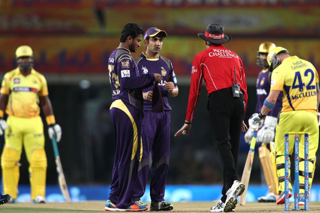 Shakib Al Hasan and Gautam Gambhir argue a dead-ball decision with the umpire, Chennai Super Kings v Kolkata Knight Riders, IPL 2014, Ranchi, May 2, 2014