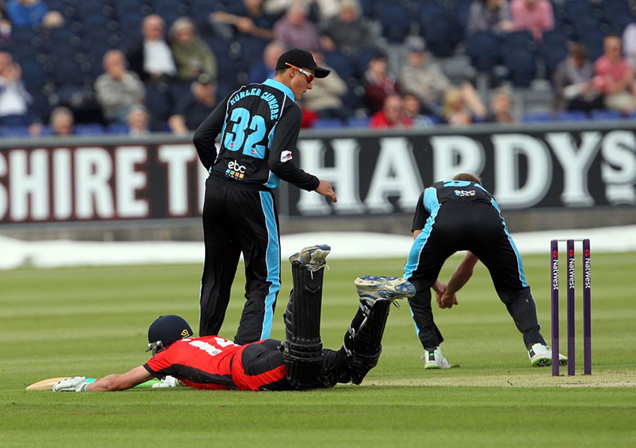 Paul Collingwood dives to make his ground, Durham v Worcestershire, NatWest T20 Blast, North Division, Chester-le-Street, May 16, 2014