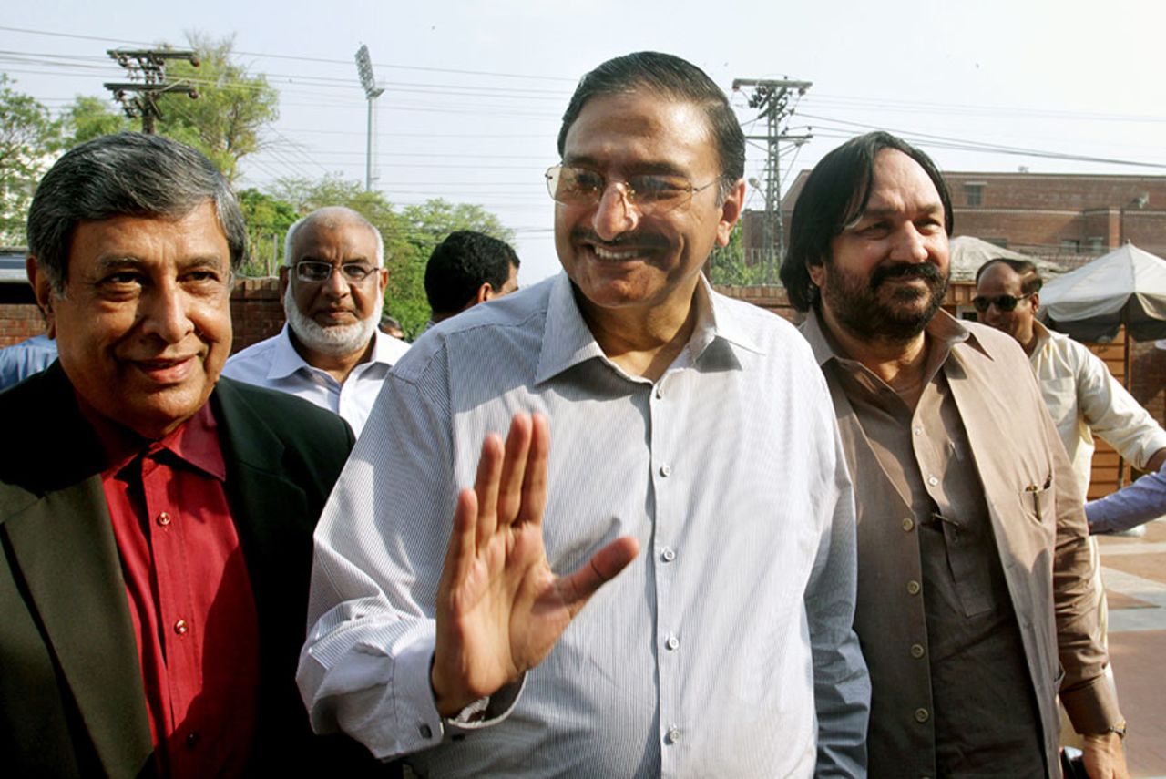 Zaka Ashraf arrives at the PCB office after being reinstated as chairman, Lahore, May 19, 2014