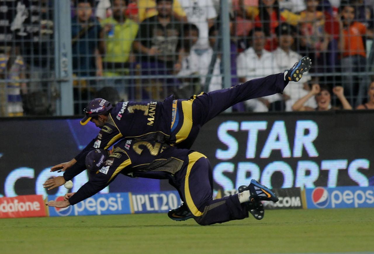 Manish Pandey and Ryan ten Doeschate collide with each other attempting a catch, Kolkata Knight Riders v Royal Challengers Bangalore, IPL 2014, Kolkata, May 22, 2014