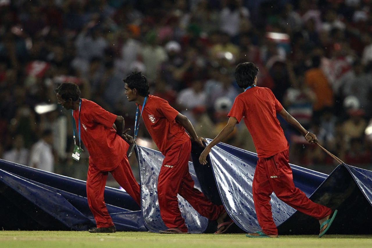 Covers come on in Mohali, Kings XI Punjab v Rajasthan Royals, IPL 2014, Mohali, May 23, 2014