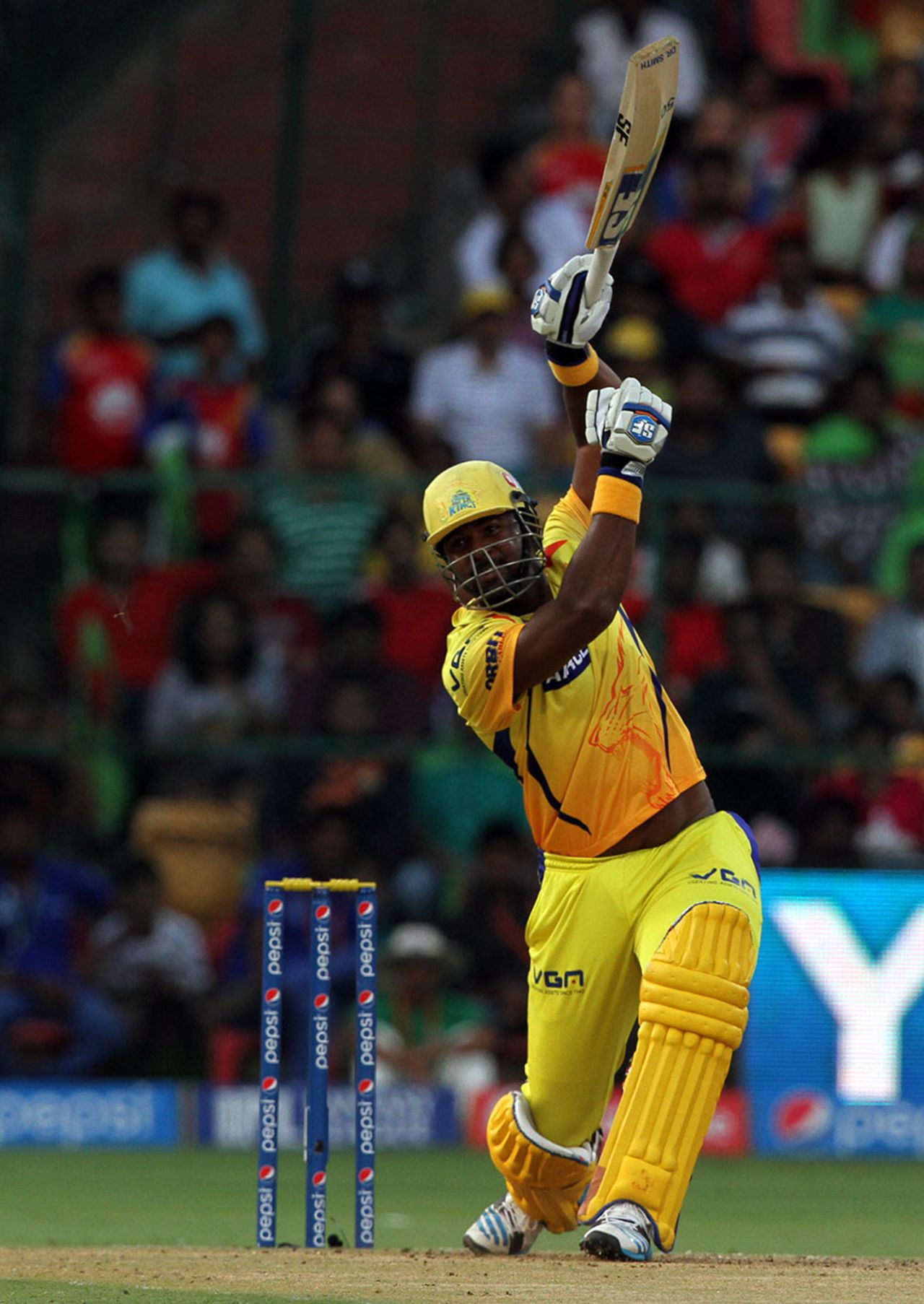 Dwayne Smith hits a one-handed drive over the top, Royal Challengers Bangalore v Chennai Super Kings, IPL 2014, Bangalore, May 24, 2014