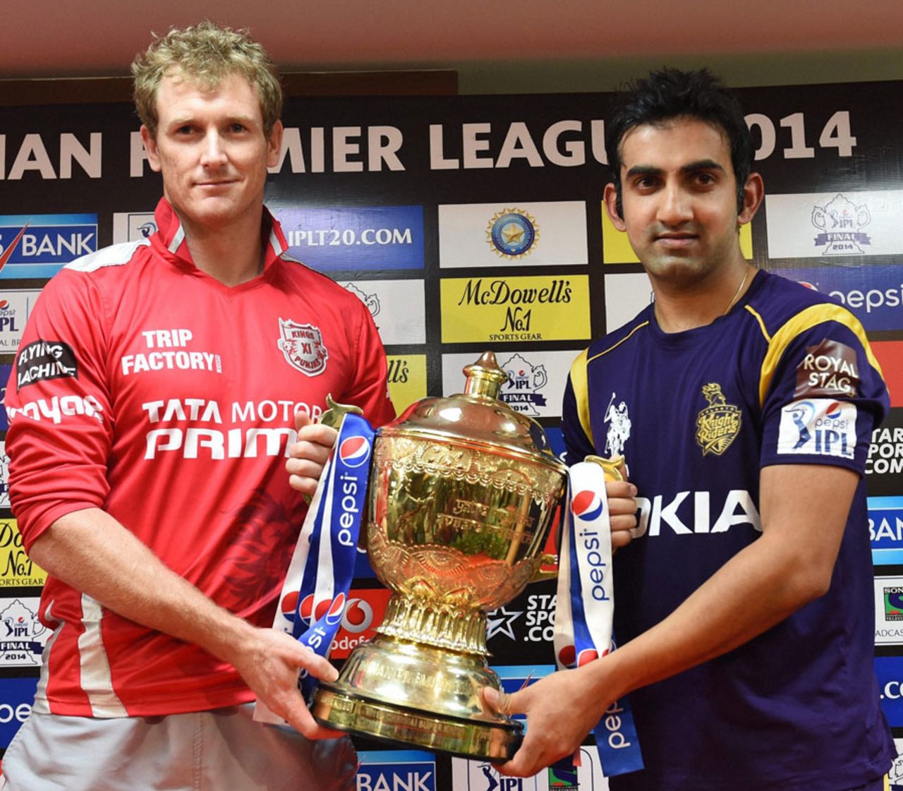 George Bailey and Gautam Gambhir with the trophy on the eve of the IPL final, IPL 2014, Bangalore, May 31, 2014