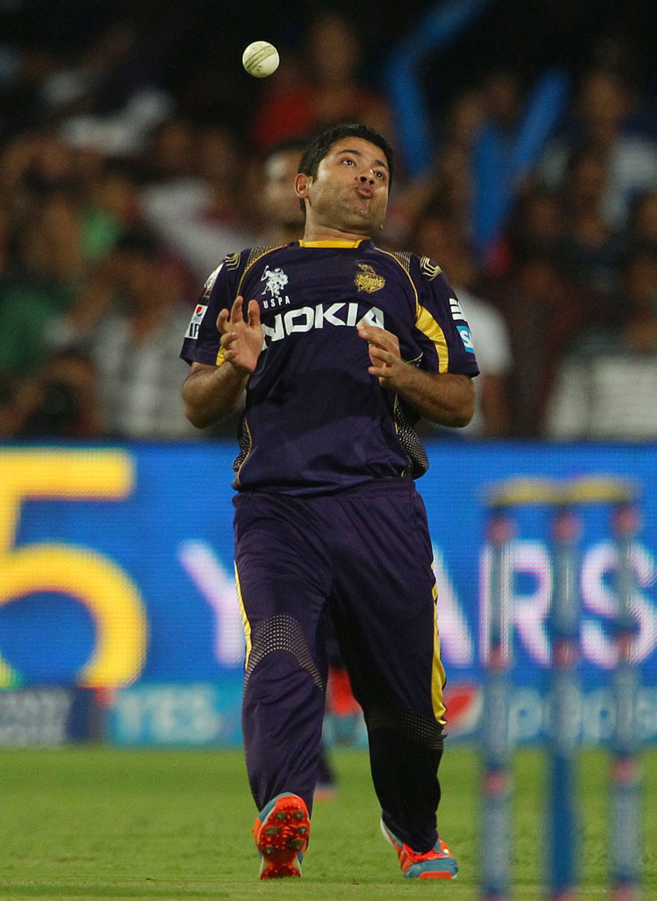 Piyush Chawla gets a painful blow to the face but manages to hold on to this skier to dismiss Manan Vohra, Kolkata Knight Riders v Kings XI Punjab, IPL 2014, final, June 1, 2014
