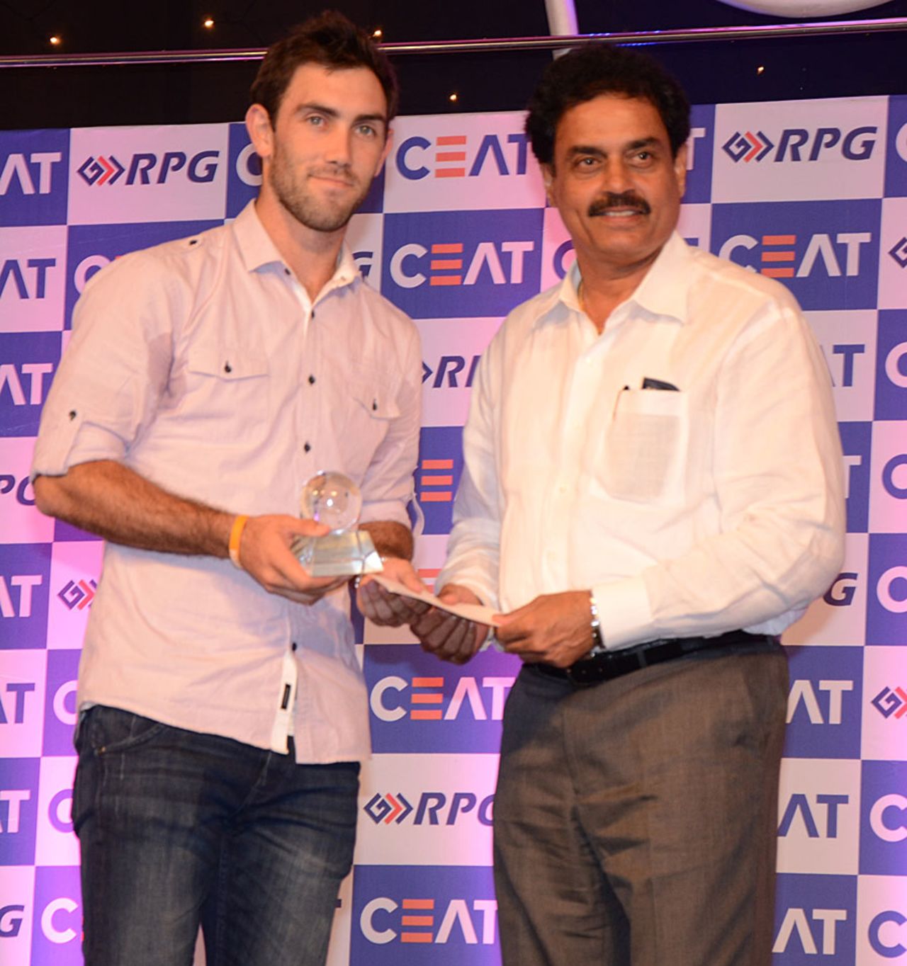 Glenn Maxwell receives the CEAT International Popular Choice award from Dilip Vengsarkar, Mumbai, June 2, 2014 