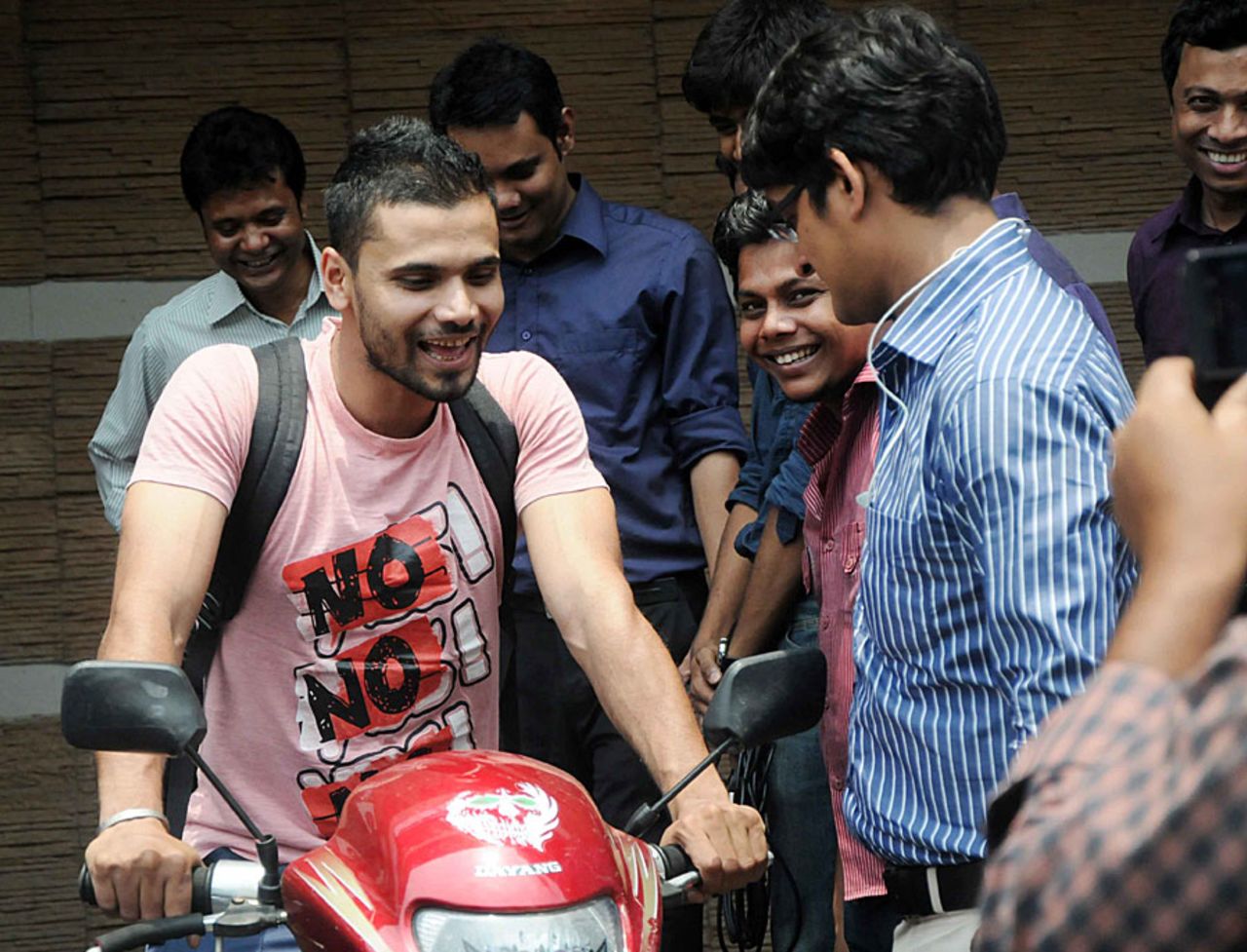 Mashrafe Mortaza demonstrates bike riding to reporters, Mirpur, June 5, 2014