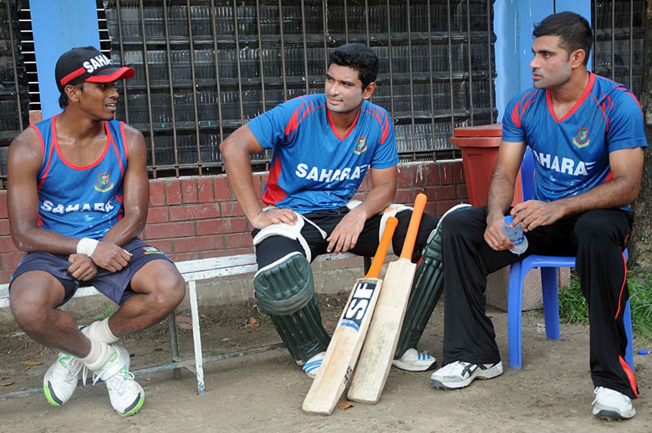 Rubel Hossain, Mahmudullah and Ziaur Rahman chat during a training session, Mirpur, June 5, 2014