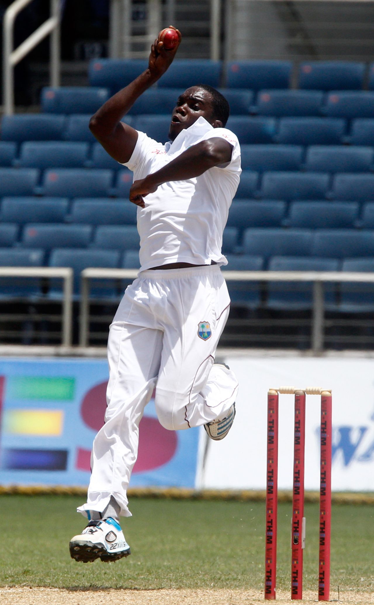 Jerome Taylor loads up to bowl, West Indies v New Zealand, 1st Test, Kingston, 4th day, June 11, 2014